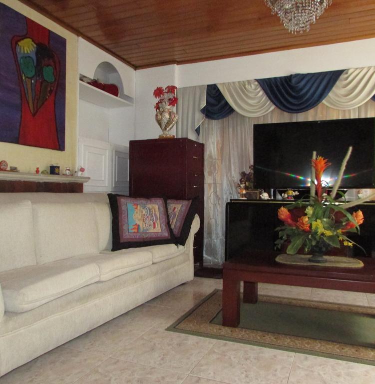 Casa De Huespedes Shalom Victoria Guest House Bogota Exterior photo
