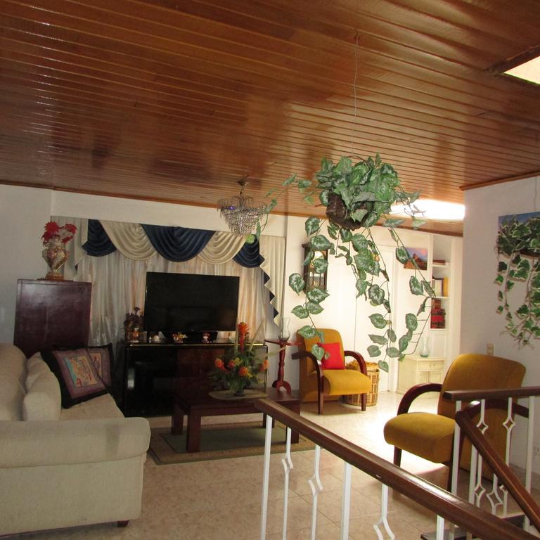 Casa De Huespedes Shalom Victoria Guest House Bogota Exterior photo