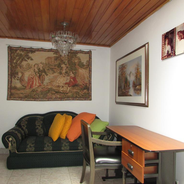 Casa De Huespedes Shalom Victoria Guest House Bogota Exterior photo